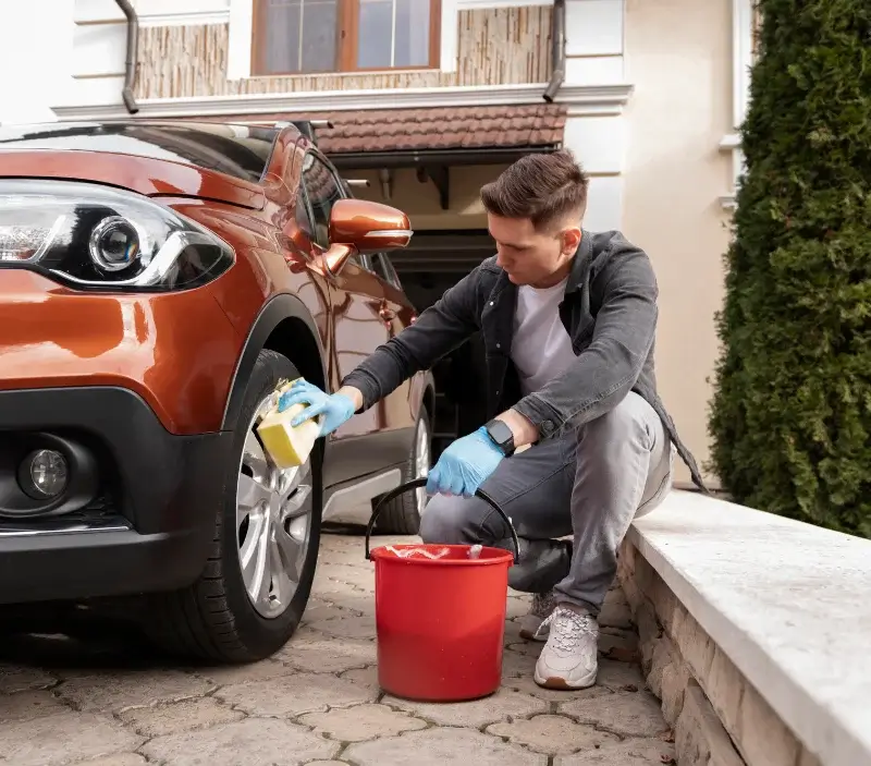 Lavage auto à domicile Saint-Maurice-d'Ardèche : professionnel intervenant sur un véhicule